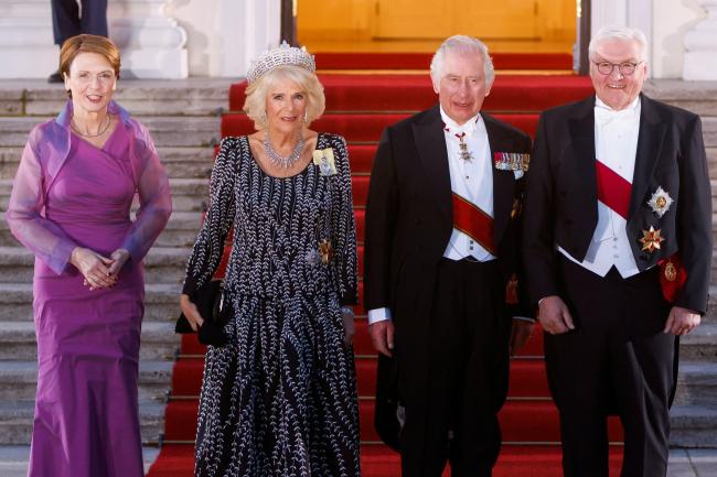 Camilla ha honrado a su difunta suegra en numerosas ocasiones con sus elecciones de moda en los ultimos meses