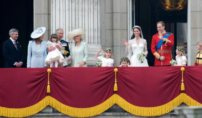 Camilla uso el broche para celebrar la boda real de su hijastro en 2011