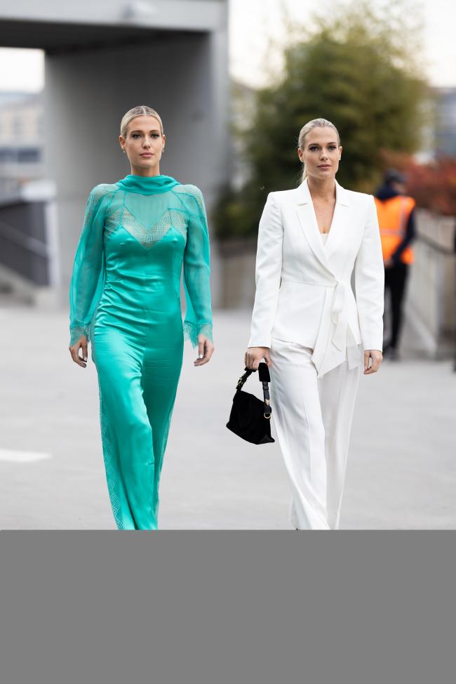 Amelia y su hermana gemela Eliza Spencer estan en primera fila en la semana de la moda
