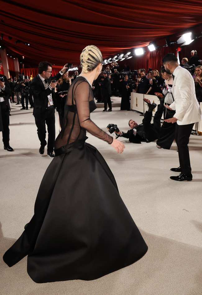 Lady Gaga no lo penso dos veces antes de ayudar a un fotografo en la alfombra roja de los Oscar el domingo