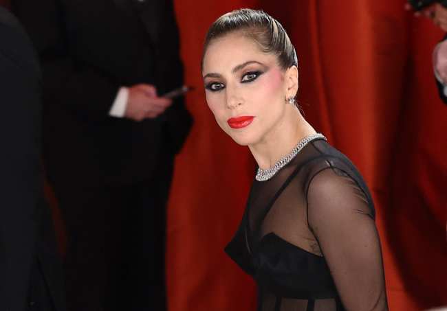 Gaga agrego un toque de color a su look con un lapiz labial rojo brillante