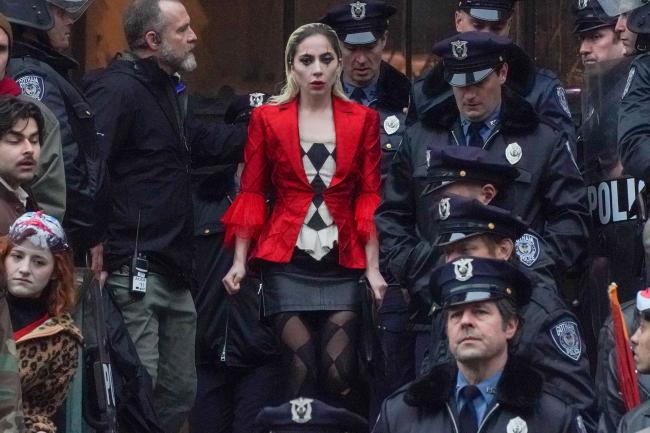 Gaga fue vista filmando en los escalones de un juzgado en la ciudad de Nueva York