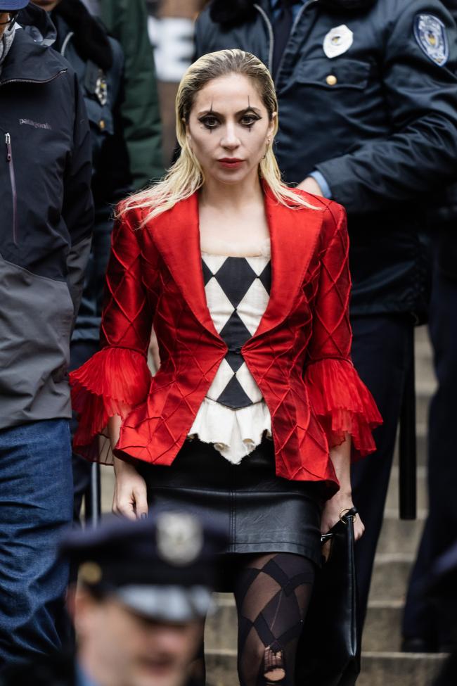 Gaga uso los estampados de diamantes en blanco y negro caracteristicos de Quinn para la escena