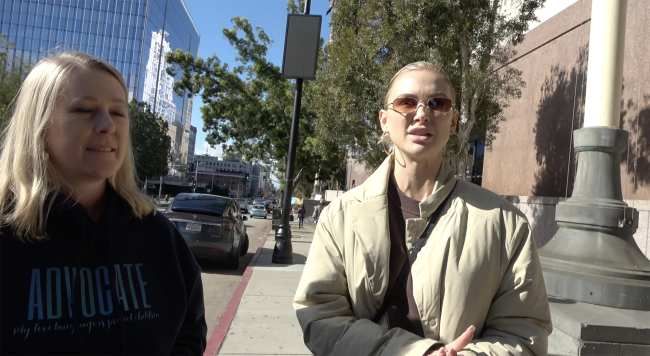              Lala Kent fotografiada aqui con la autora y activista Tina Swithin critico al sociopata Tom Sandoval mientras protestaba contra el abuso del sistema de tribunales de familia en Los Angeles            