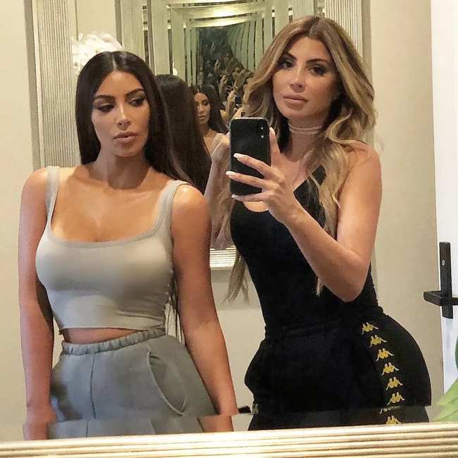 Larsa Pippen y Kim Kardashian tomandose una selfie en el espejo