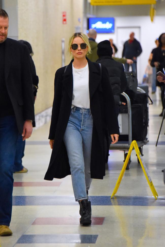 Margot Robbie combino la camiseta Margo con jeans en el aeropuerto