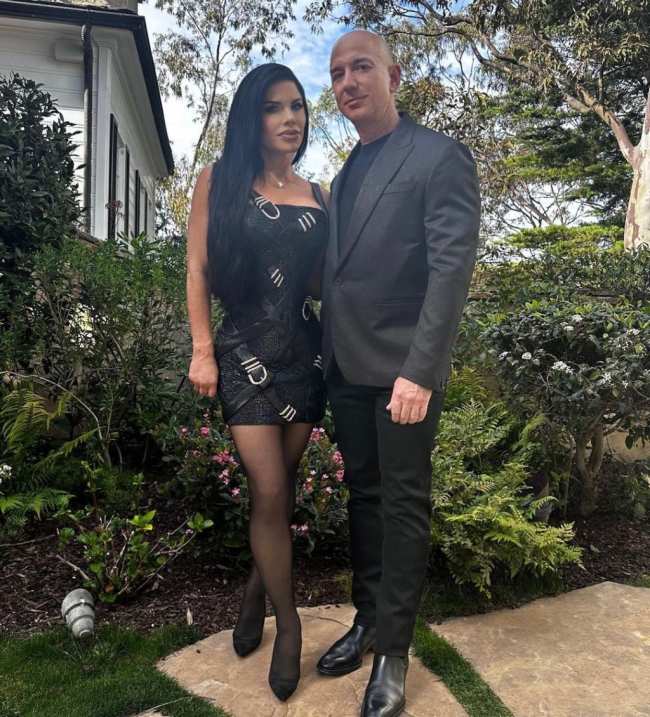 Lauren Sanchez y Jeff Bezos en Versace afuera