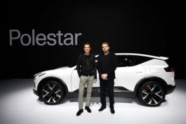 Leonardo DiCaprio y el CEO de Polestar Thomas Ingenlath con un auto de Polestar