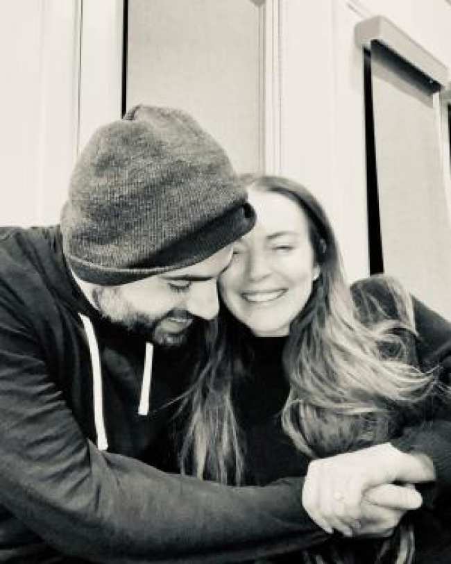 Una foto de Lindsay Lohan abrazando a su esposo Bader Shammas