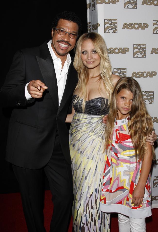 Richie en la foto con sus hijas Nicole y Sofia tiene tres hijos de relaciones anteriores