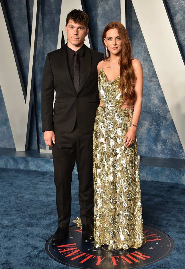 Riley Keough asistio a la fiesta de los Oscar de Vanity Fair el domingo por la noche con su esposo Ben SmithPetersen