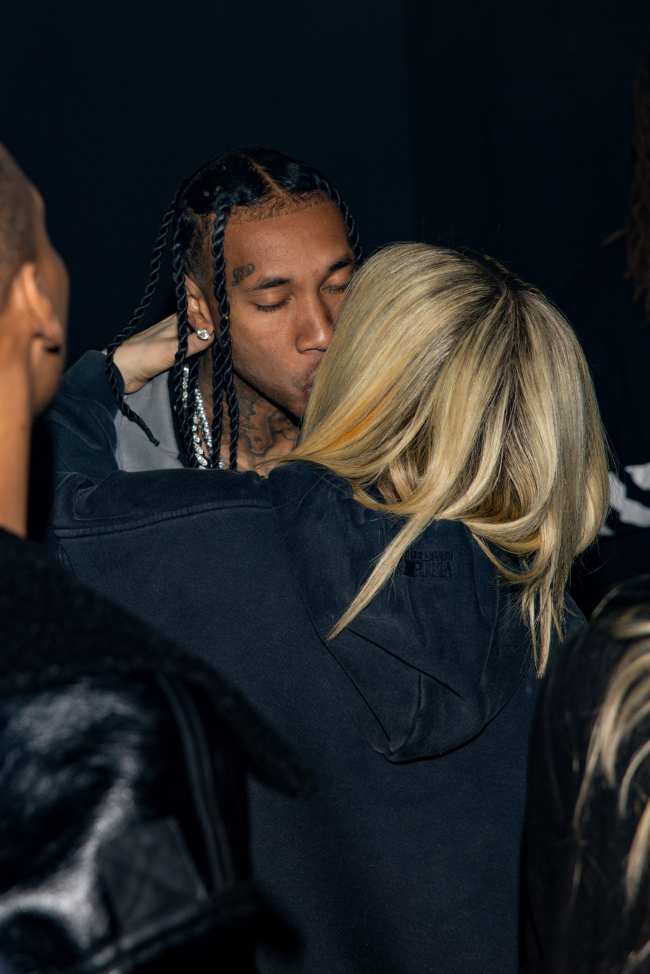 El rapero de Taste y el musico canadiense confirmaron su romance con un beso durante la Semana de la Moda de Paris