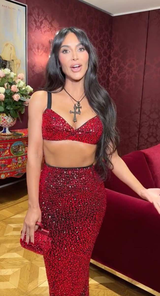              Kim Kardashian mostro su look Dolce  Gabbana de dos piezas adornado en rojo y los fanaticos la criticaron por decir que sus hijas podrian usarlo en sus bailes de graduacion            