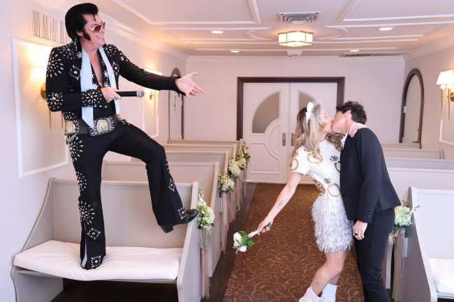 Un imitador de Elvis Presley estuvo presente para la celebracion del Dia de San Valentin