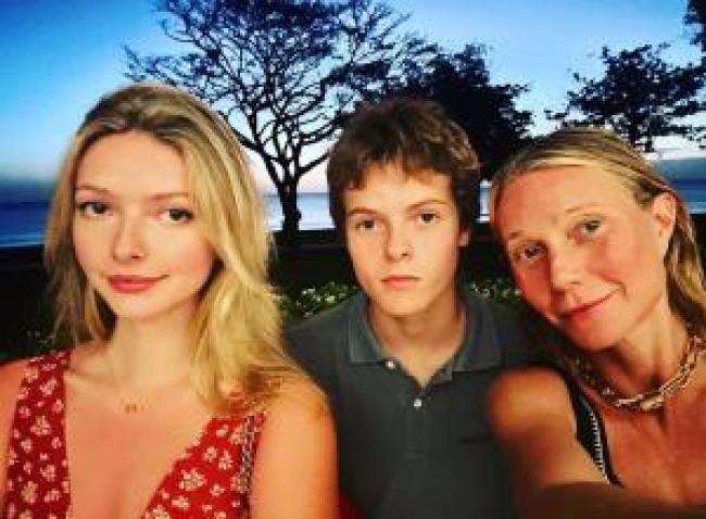Gwyneth Paltrow se toma selfie con su hija Apple y su hijo Moses