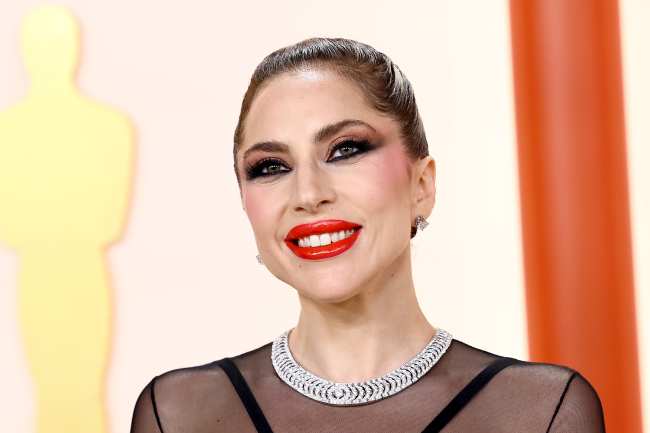 Lady Gaga cautivo con un Versace recien salido de la pasarela en los Oscar 2023