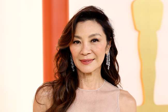 Michelle Yeoh opto por un vestido blanco de Dior para su gran noche en los Oscar 2023