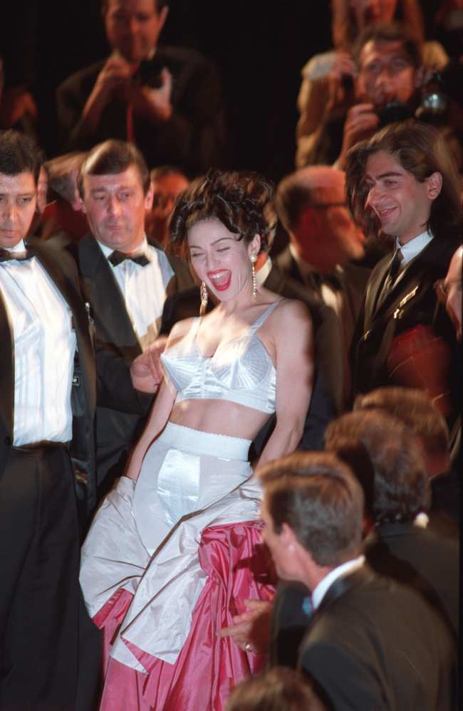              Recupero el look para el estreno en el Festival de Cine de Cannes de 1991 de Madonna Truth or Dare            