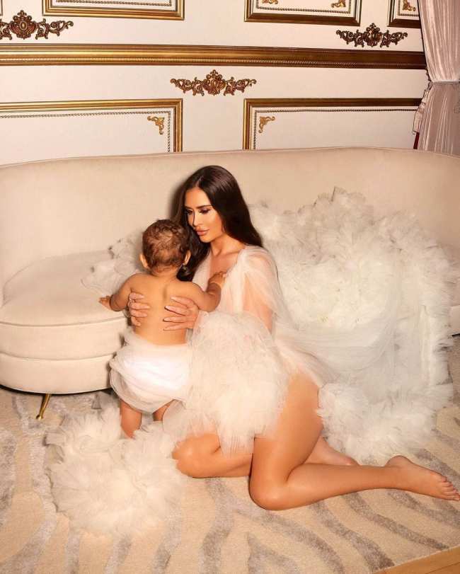 Nichols dio a luz a su bebe en diciembre de 2021 un mes despues de que Kardashian concibiera al segundo bebe de ella y Thompson a traves de un sustituto