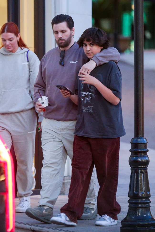 Scott Disick llevo a su hijo mayor Mason a un viaje de compras en Beverly Hills el miercoles