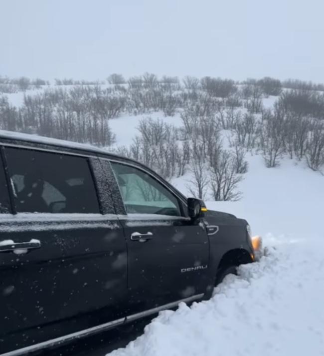 El conductor de la estrella de RHOSLC Brent afortunadamente pudo maniobrar el auto hacia el banco de nieve
