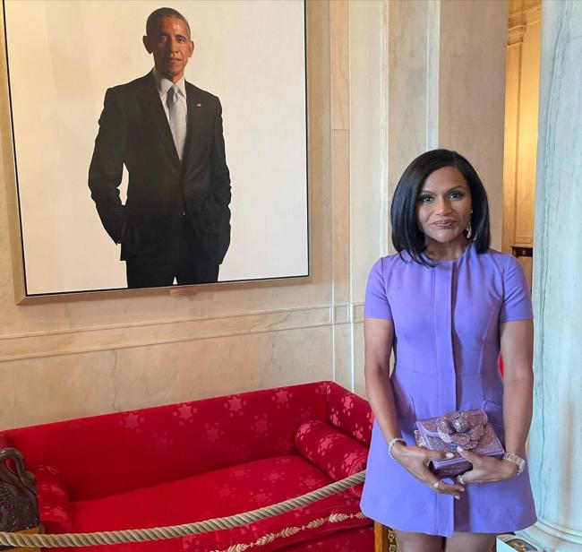 La actriz poso junto a un retrato de Barack Obama antes del evento