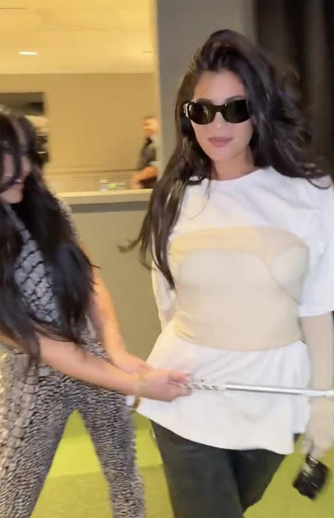 Kim Kardashian golpeo por error a Kylie Jenner en el estomago con su palo de golf