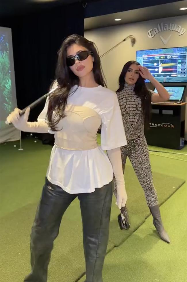 Jenner lucio anteojos de sol para su excursion de golf bajo techo