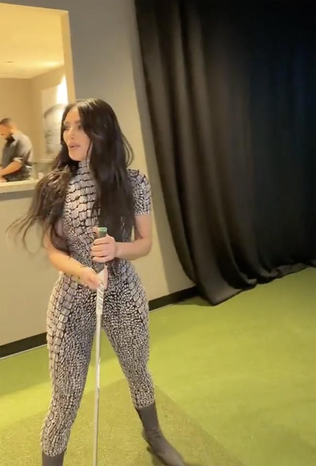 Kardashian hizo alarde de sus habilidades deportivas en un catsuit ajustado