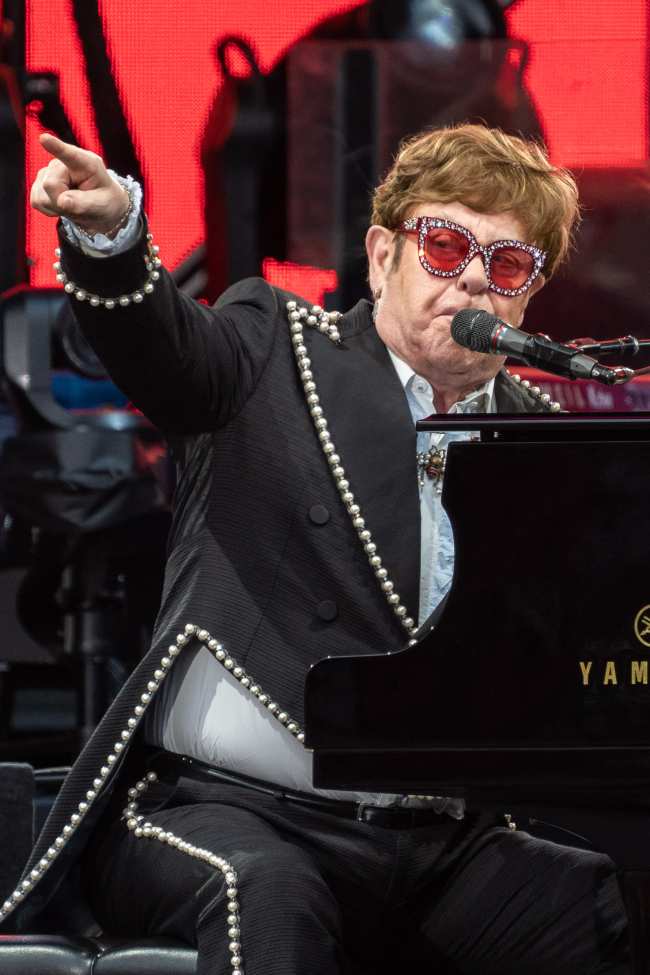              Elton John culpo a los problemas de programacion            