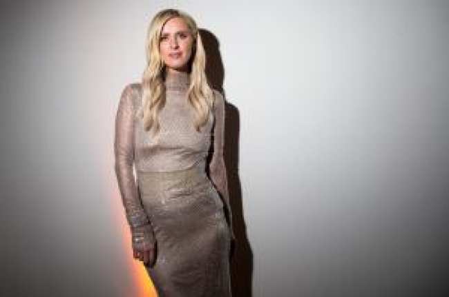 Nicky Hilton con un vestido dorado en la fiesta preOscar de Women in Film 2023