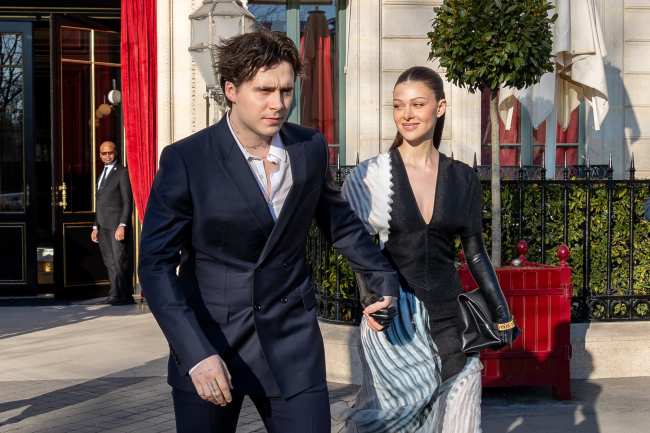              La pareja se tomo de la mano al salir del desfile de modas con looks coordinados            