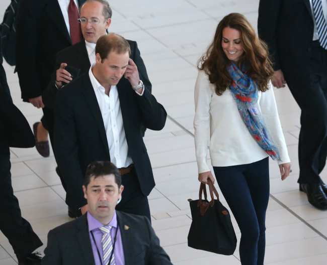              Kate Middleton llevo su bolso Le Pliage en un aeropuerto de Brisbane Australia en 2019            