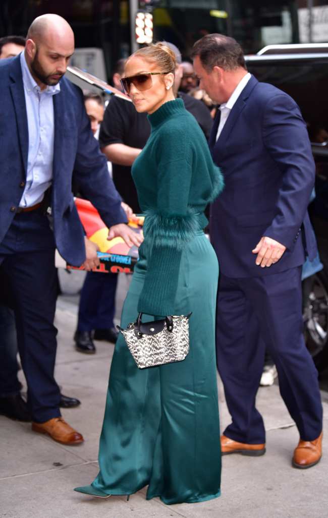              Jennifer Lopez posee multiples bolsos Le Pliage             