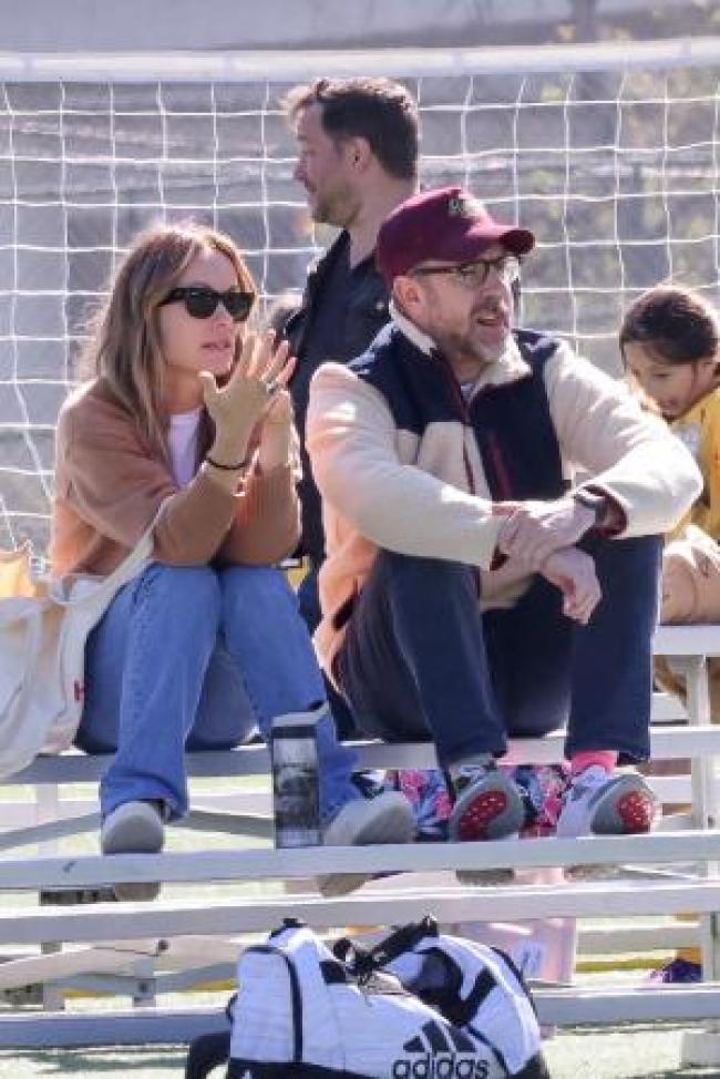 Olivia Wilde y Jason Sudeikis fueron vistos en el partido de futbol de su hijo