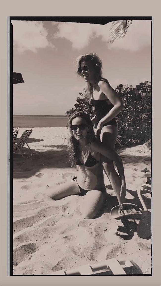 Wilde coincidio con su amiga Molly Howard en trajes de bano negros mientras disfrutaban de un dia de playa en su viaje de vacaciones de primavera