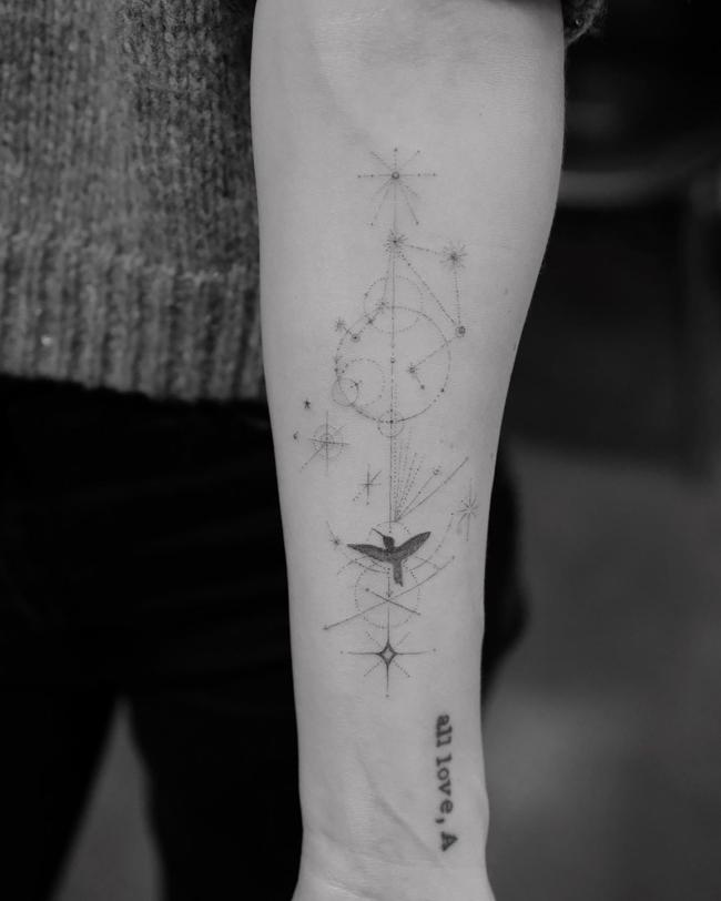 Wilde pinto la constelacion de Libra que es el signo zodiacal de su hija en la parte interior de un brazo