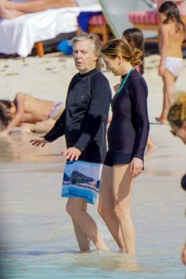 Paul McCartney y su esposa Nancy Shevell en la playa