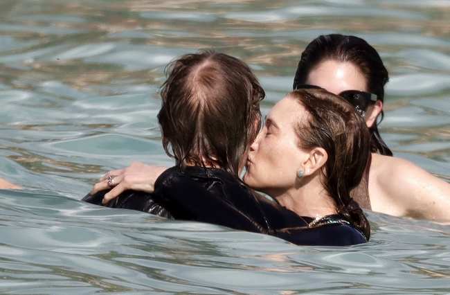 Shevell beso a su esposo mientras estaba en el agua