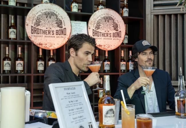Los antiguos coprotagonistas de Vampire Diaries cofundaron su propia marca de whisky Brothers Bond Bourbon