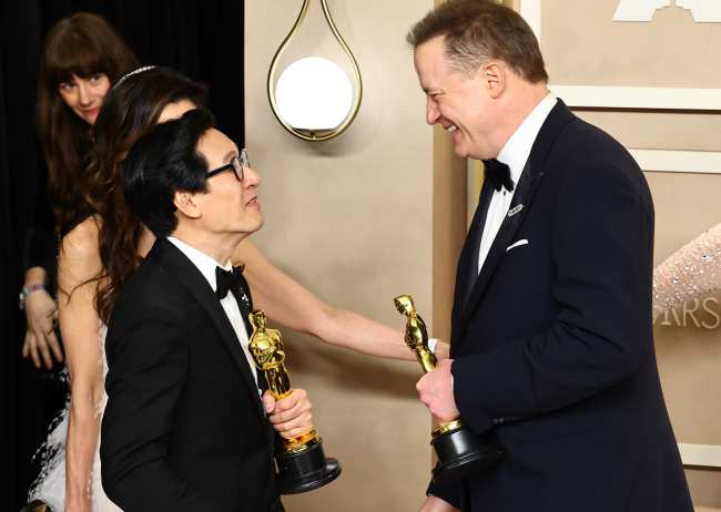 Los viejos coprotagonistas de Encino Man Ke Huy Quan y Brendan Fraser celebran despues de ganar los Oscar el domingo