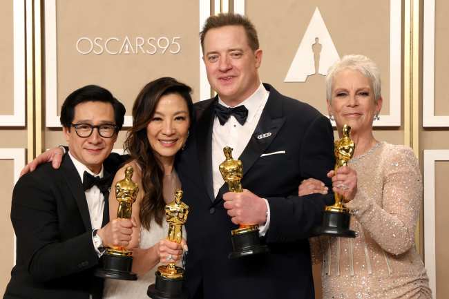Los ganadores del Oscar Ke Huy Quan Michelle Yeoh Brendan Fraser y Jamie Lee Curtis