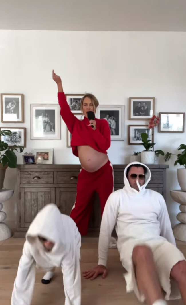              La embarazada Peta Murgatroyd recreo el espectaculo de medio tiempo del Super Bowl de Rihanna con su familia            