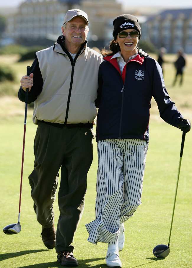              Michael Douglas admitio que el y Catherine ZetaJones hacen apuestas NSFW mientras juegan al golf            