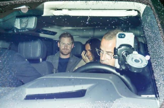 El principe Harry y Meghan Markle en el asiento trasero de un auto