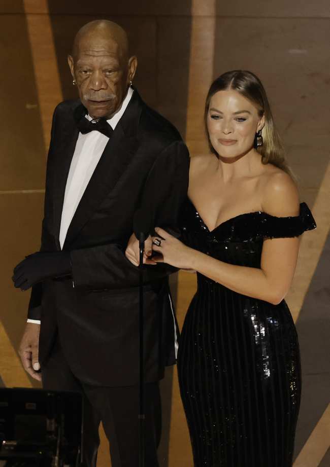 Morgan Freeman uso un guante en los Oscar 2023