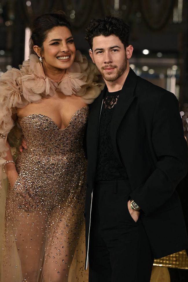 Su esposo Nick Jonas se unio a ella en la alfombra roja vestido completamente de negro