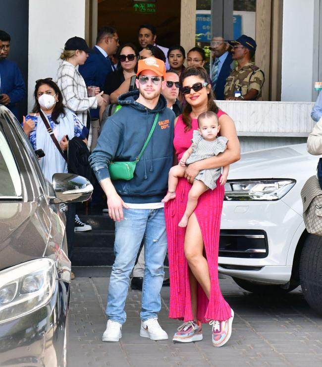 Chopra y Jonas llegaron a la India el dia de hoy con su hija de 1 ano Malti