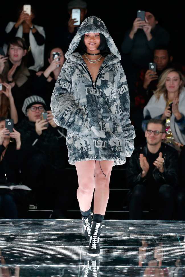 Rihanna desfilando en el desfile de Fenty x Puma