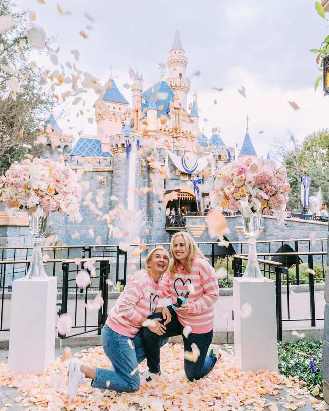              Ella y Ramona Agruma se comprometieron en Disneyland             